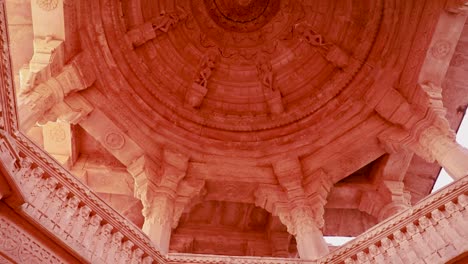 Cúpula-Del-Antiguo-Templo-Hindú-Dentro-De-La-Arquitectura-Desde-Un-ángulo-único-En-El-Día-Tomado-En-El-Jardín-Mandore-Jodhpur-Rajasthan-India