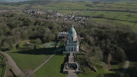 Ashton-Memorial-monument-in-Williamson-Park-Lancaster-UK-frontal-approach-and-pan-down