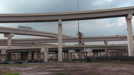 Schwenkaufnahme-Von-Autos-Auf-Der-Autobahn-I-10-West-In-Houston