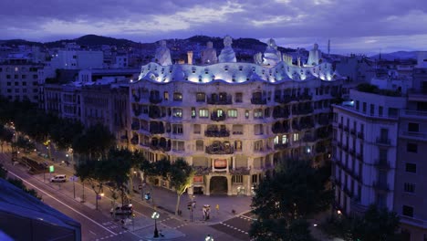 Barcelona-Casa-Mila-La-Pedrera-Edificio-De-Gaudi-Timelapse-Al-Amanecer