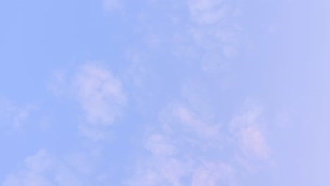Cielo-Azul-Con-Nubes-Girando,-Cámara-Lenta-De-50-Fps