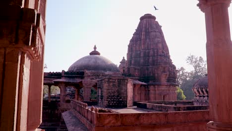 Antike-Hinduistische-Tempelarchitektur-Aus-Einzigartigem-Blickwinkel-Am-Tag