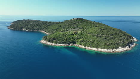 Vistas-Aéreas-Sobre-La-Isla-De-Lodkrum-Frente-A-La-Costa-De-Dubrovnik,-Croacia