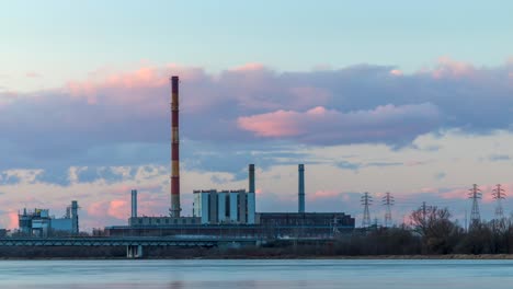 Bunter-Sonnenuntergang-über-Einem-Kohlekraftwerk-Neben-Einer-Autobahn-In-Polen