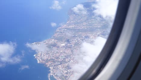 Blick-Auf-Die-Inselstadt-Aus-Einem-Flugzeugfenster