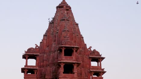 Antike-Hinduistische-Tempelarchitektur-Aus-Rotem-Stein-Aus-Einem-Einzigartigen-Blickwinkel-Bei-Tag