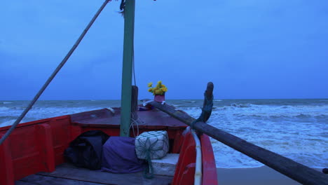 Bug-Eines-Holzschiffes-Mit-Meereswellen-Im-Hintergrund-In-Blauem-Licht,-Songkhla,-Thailand