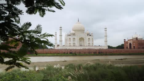 Tah-Mahal-Vom-Ufer-Des-Flusses-Yamuna-Aus-Gesehen,-Seitenansicht