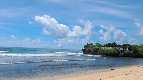 Wunderschöne-Landschaftsaufnahmen-Vom-Strand-Von-Krakal-Auf-Der-Insel-Java-Mit-Klarem-Himmel-Und-Meereswellen