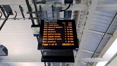 LED-Panel-Mit-Einem-Fahrplan-Einiger-Londoner-Züge-Mit-Mehreren-Zielen-Am-Morgen