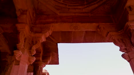 Arquitectura-Del-Antiguo-Templo-Hindú-De-Piedra-Roja-Desde-Un-ángulo-único-En-El-Día