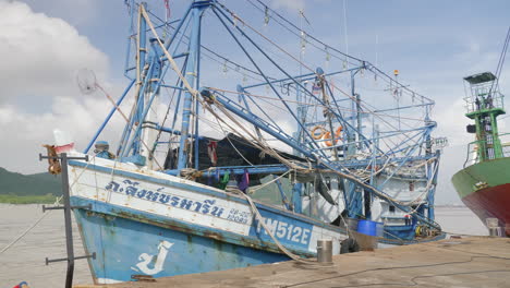 Viejo-Barco-De-Pesca-De-Madera-Atracado-En-Un-Muelle-En-Songkhla,-Tailandia