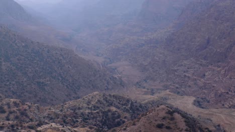 Entorno-Natural-De-La-Reserva-De-La-Biosfera-De-Dana-Y-Vista-Del-Paisaje-Del-Cañón-Montañoso-Escarpado-Del-Valle-Del-Rift-En-Jordania,-Oriente-Medio