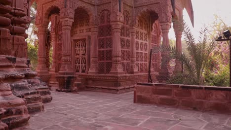 Arquitectura-Del-Antiguo-Templo-Hindú-Con-Un-Cielo-Azul-Brillante-Desde-Un-ángulo-único-En-El-Día-Tomado-En-El-Jardín-Mandore-Jodhpur-Rajasthan-India