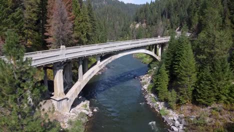 Drohnenaufnahme-Der-Regenbogenbrücke-über-Den-Payette-River,-Idaho-Ohne-Autos-1080p-120fps