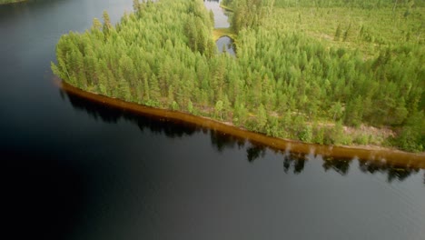 Vorbeifliegen-An-Seen-Und-Flüssen-Im-Lappland