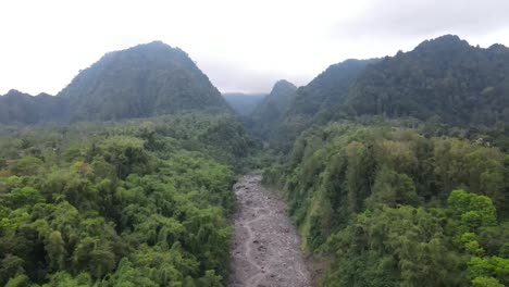 Ein-Nebliger-Blick-Auf-Den-Berg-Merapi,-Flankiert-Von-Grünen-Hügeln