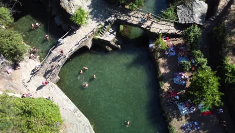 Blick-Von-Oben-Auf-Den-Flussstrand-Von-Foz-D&#39;Égua,-Touristen-Schwimmen-Und-Sonnen-Sich-In-Den-Felsen,-Portugal