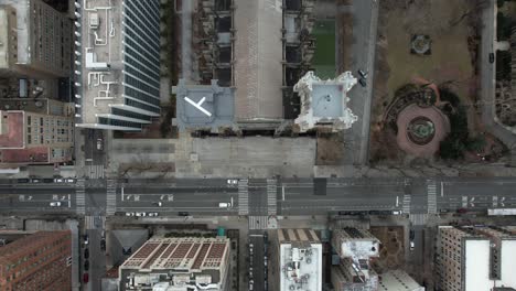 Eine-Luftaufnahme-Der-Kathedrale-An-Einem-Bewölkten-Tag-In-New-York-City