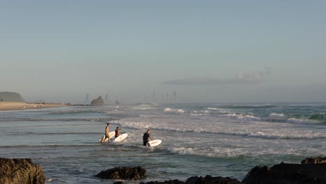26-De-Febrero-De-2023---Gold-Coast,-Queensland,-Australia:-Vista-Desde-Currumbin-Beach-Vikings-Surf-Club-Salvavidas-A-Lo-Largo-De-Currumbin-Beach-Al-Amanecer