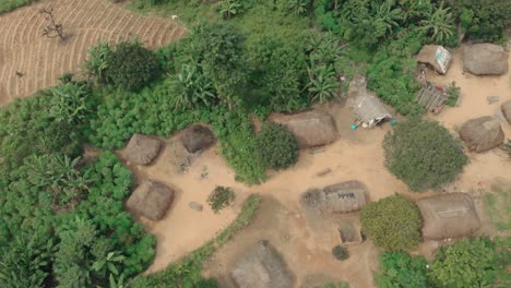Vista-Aérea-De-Drones-Del-Asentamiento-De-Aldeas-Rurales-De-África-Antigua-De-Casas-De-Chozas-Y-Barro-Con-Techo-De-Paja