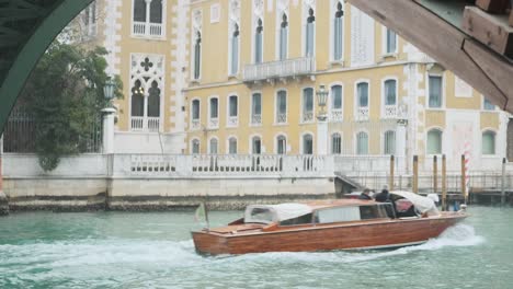 Venedig-Taxiboote-Fahren-Unter-Der-Accademia-Brücke-Hindurch