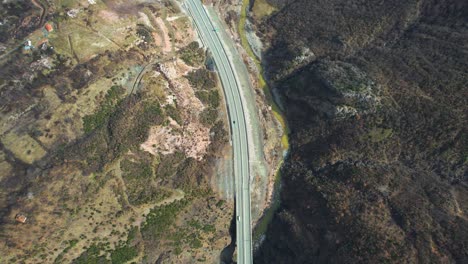 Die-Autobahn-Führt-Durch-Das-Tal-In-Der-Nähe-Des-Flusses-Zwischen-Den-Bergen-Und-Den-Häusern-Im-Norden-Albaniens
