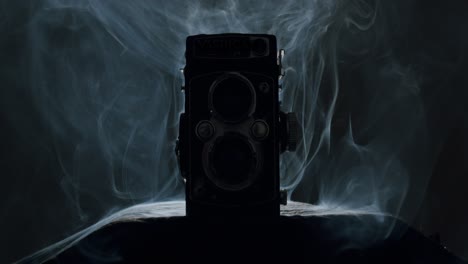 Weißer-Rauch-Auf-Einer-Vintage-Doppelobjektivkamera---02