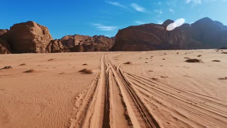 Conduciendo-A-Través-De-Wadi-Rum-En-Jordania