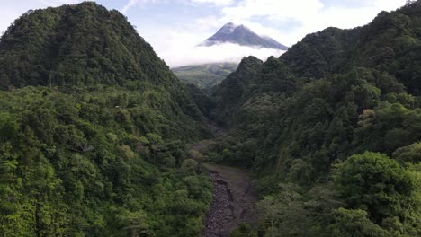 Schöne-Aussicht-Auf-Den-Berg-Merapi-Am-Morgen-Zwischen-Den-Grünen-Hügeln