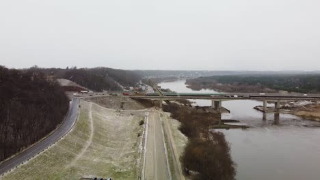 Parte-Larga-Colapsada-Del-Puente-Kaunas-A1-En-El-Aire,-Vista-Aérea-A-Distancia
