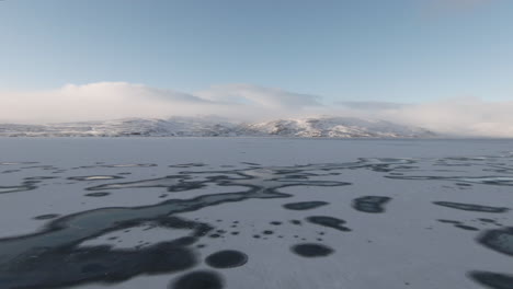Dolly-Vorwärts-über-Dem-Zugefrorenen-See-In-Richtung-Hoch-Aufragender,-Malerischer-Berge-Im-Hintergrund