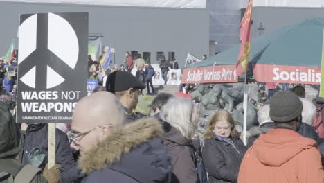 Konfrontation-Zwischen-„Stoppt-Den-Krieg“-Demonstranten-Und-Pro-ukrainischen-Anhängern-Auf-Dem-Trafalgar-Square-Im-Zentrum-Von-London-Am-25.-Februar-2023