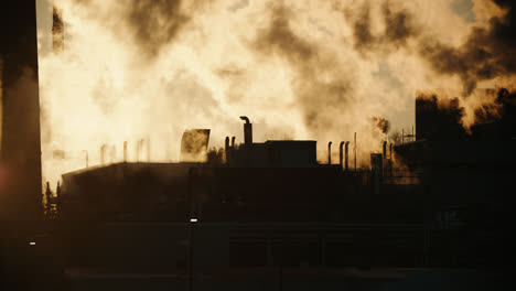 Fabrik,-Die-Bei-Sonnenuntergang-Dicke-Giftige-Rauchemissionen-Ausstößt