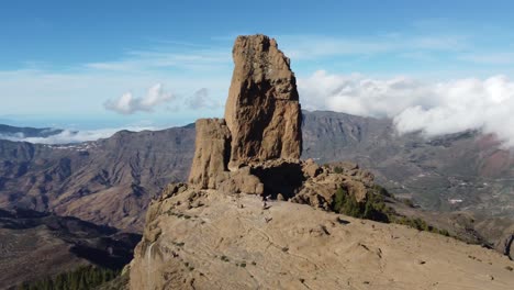 Sobrevuelo-De-Roque-Nublo,-Una-Roca-Volcánica-En-La-Caldera-De-Tejeda,-Gran-Canaria,-Islas-Canarias,-España