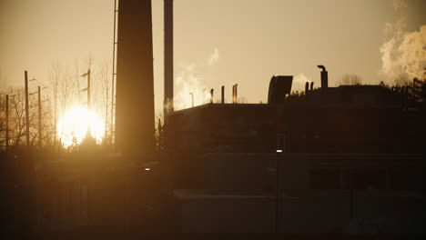 Silhouette-Einer-Chemiefabrik,-Die-Bei-Sonnenuntergang-Giftige-Rauchverschmutzung-Ausstößt