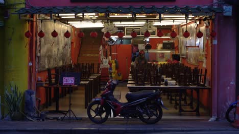 Arbeiter-Richten-Das-Café-Ein-Und-Bereiten-Das-Essen-In-Malakka,-Malaysia,-Zu