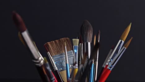 Close-up-of-a-container-full-of-painting-brushes