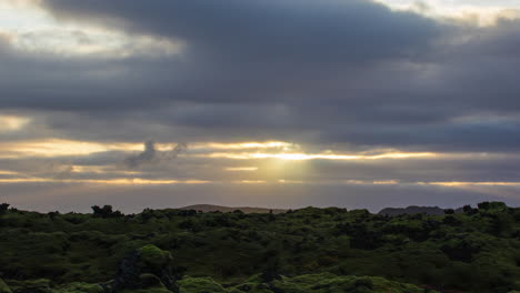 Hermosa-Luz-Del-Sol-Brillando-A-Través-De-Las-Nubes-En-Un-Hermoso-Y-Espectacular-Paisaje-Islandés
