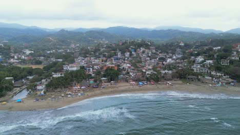 Der-Strand-Und-Die-Stadt-Sayulita-Mexiko-Sind-Von-Einer-Luftdrohne-Aus-Zu-Sehen