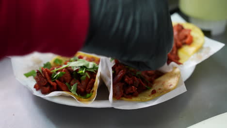 Streuen-Sie-Gehackten-Koriander-Auf-Eine-Platte-Mit-Straßen-Tacos-–-Food-Truck-Serie
