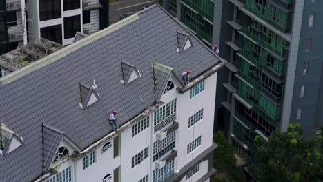 Drei-Dachdecker-Bereiten-Sich-Auf-Reparaturarbeiten-Am-Dach-Einer-Wohnung-In-Singapur-Vor