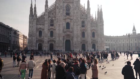 Frontalansicht-Des-Duomo-Milano-In-Mailand-Mit-Menschen,-Die-Auf-Einem-Offenen-Platz-Gehen,-Kamerabewegung,-Blick-Auf-Die-Innenstadt-Einer-Italienischen-Stadt-Mit-Touristen