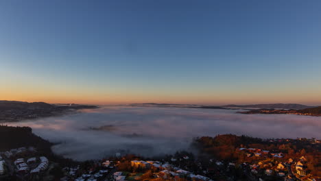 Zeitraffer-Von-Inversionswolken,-Die-Im-Städtischen-Tal-Zwischen-Hügeln-Herumrollen