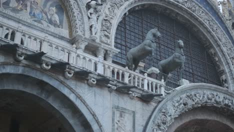 Apretado-Slider-Shot-De-La-Fachada-De-La-Basílica-De-San-Marco-Venecia