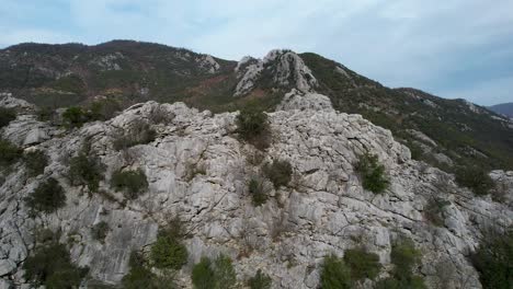 Pueblo-De-Montaña-Escondido-Detrás-De-La-Cordillera-Rocosa,-Hermoso-Paisaje-Del-Condado-En-Albania
