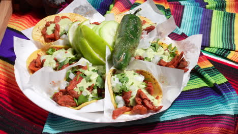 Teller-Mit-Pulled-Pork-Street-Tacos,-Limette,-Chili-–-Food-Truck-Serie