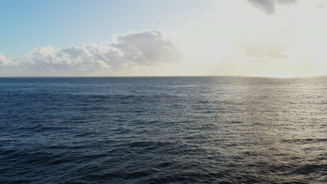 Ocean-Sky-Kajakfahrer-Paddeln-Während-Des-Sonnenaufgangs-In-Der-Nähe-Von-Bondi,-Sydney,-Australien,-Aufs-Meer-Hinaus