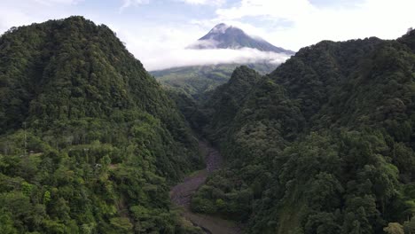 Hermosa-Vista-Del-Monte-Merapi-En-La-Mañana-Entre-Las-Verdes-Colinas