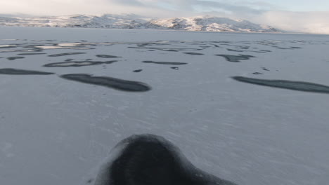 Lago-Congelado-De-Hielo-Y-Montañas-Impresionantes-Al-Amanecer,-Islandia